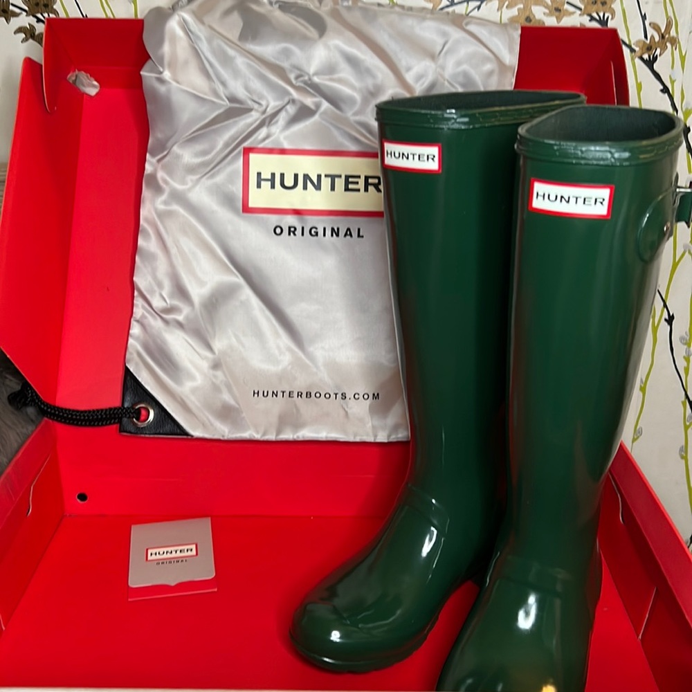 Hunter Original Tall Gloss Rain boots! In Hunter Green Gloss!   Size 6. New!